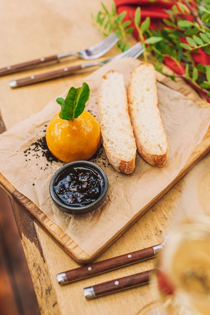 Bocadillo de carne casero paté de hígado de pollo con ajedrea