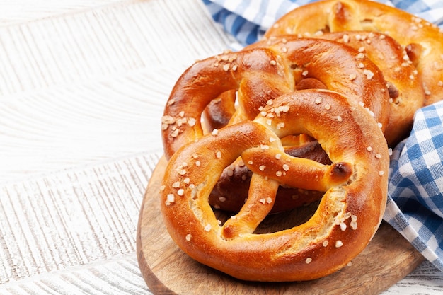 Bocadillo de cerveza de pretzel casero recién horneado