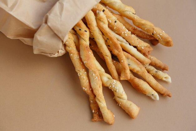 Bocadillo crujiente en bolsa de papel Palitos de pan de sésamo salado para un bocado rápido