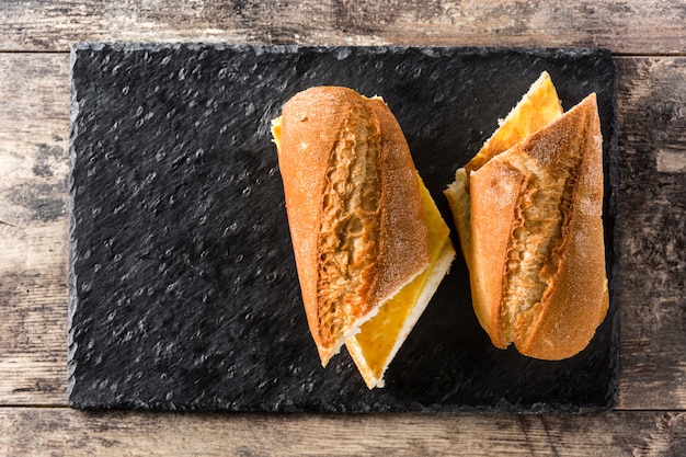 Bocadillo de tortilla española. Sanduíche de omelete de batata espanhola