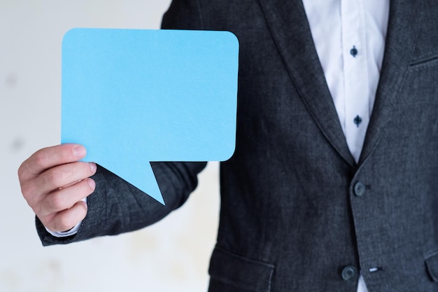 Foto bocadillo de diálogo vacío en manos del hombre concepto de diálogo de discusión de comunicación empresarial de redes sociales