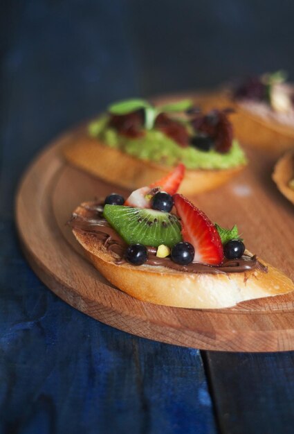 bocadillo dulce con chocolate y fresas