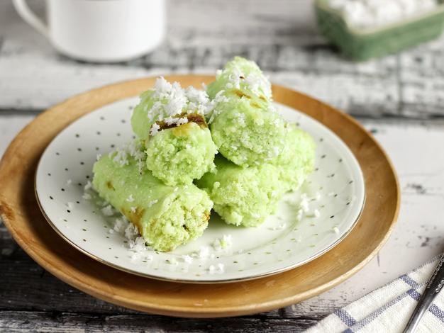 bocadillo dulce putu ayu, comida indonesia con azúcar moreno y coco