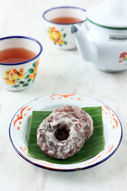 Bocadillo en forma de anillo de jalabria o jalabiya donut hecho con harina de arroz pegajoso