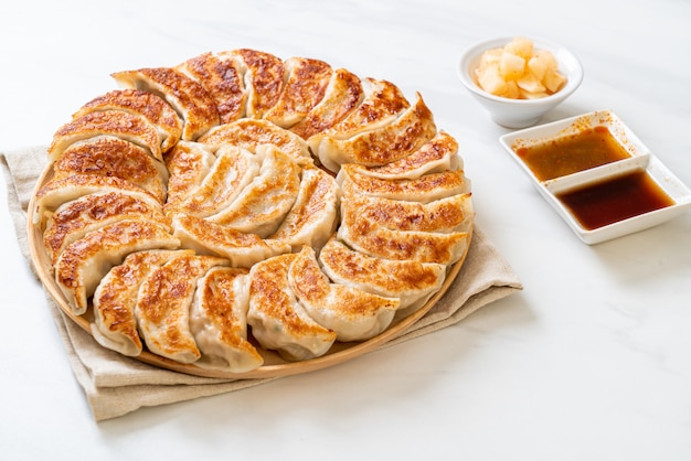 bocadillo frito de gyoza o albóndigas con salsa de soja