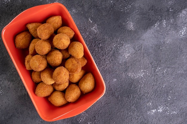 Bocadillo frito tradicional brasileño relleno de pollo. Coxinha de frango.