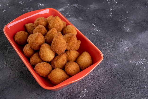 Bocadillo frito tradicional brasileño relleno de pollo. Coxinha de frango.