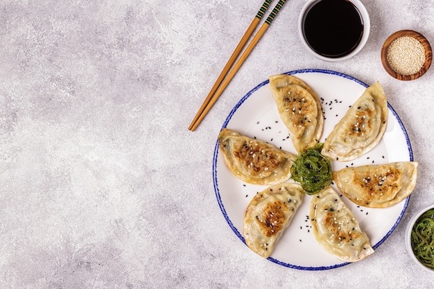 Foto bocadillo de gyoza o albóndigas con salsa de soja