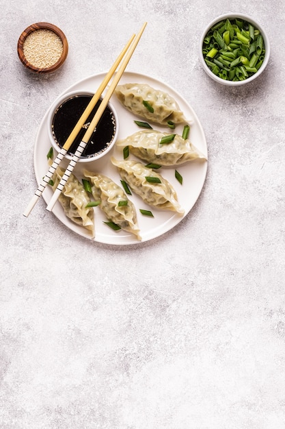 Bocadillo de gyoza o albóndigas con salsa de soja