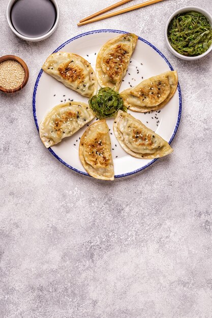 Bocadillo de gyoza o albóndigas con salsa de soja