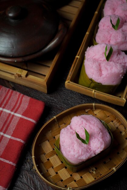 Foto bocadillo indonesio kue mangkok o kue apem pastel de esponja al vapor que se parece a un pastel de taza