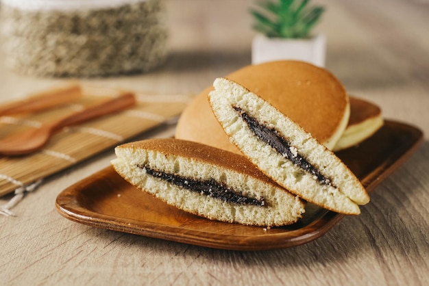 Bocadillo japonés Dorayaki dorayaki es pan japonés Panqueque japonés con pasta de frijol rojo dentro