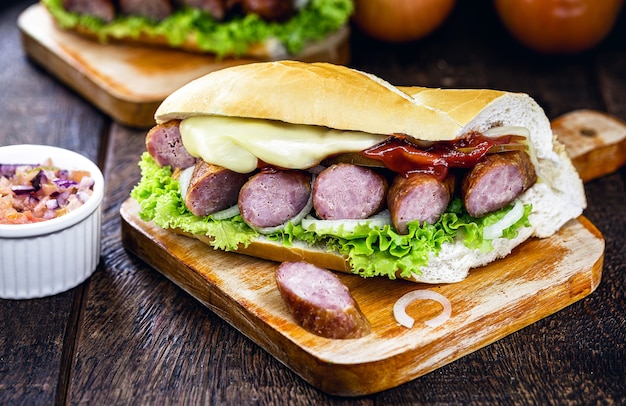 Bocadillo de pan con chorizo ahumado, queso fundido y verduras condimentadas