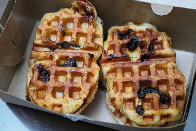 Bocadillo de pastelería popular llamado croffle con cobertura de pasas