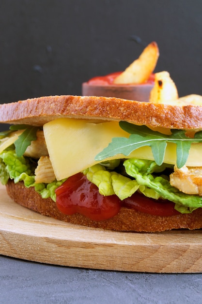 Bocadillo y patatas fritas en un tablero de madera.