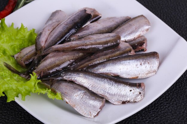 bocadillo de pescado anchoa en el cuenco