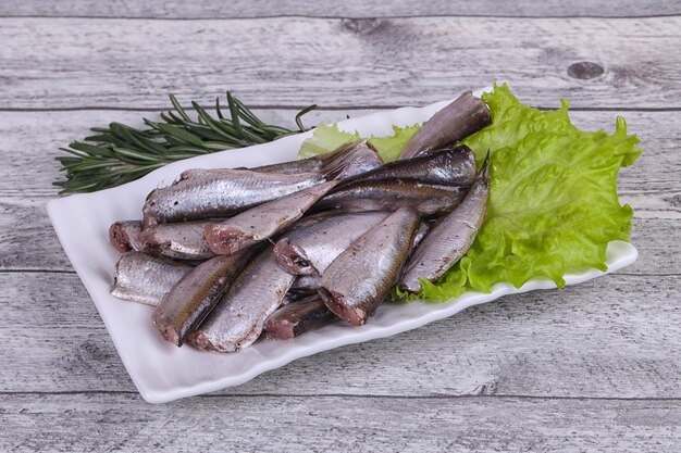 Bocadillo de pescado anchoa en el tazón