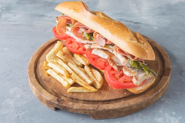 Bocadillo de Serranito típico de Andalucía con jamón a la pimienta verde y lomo de cerdo a la plancha