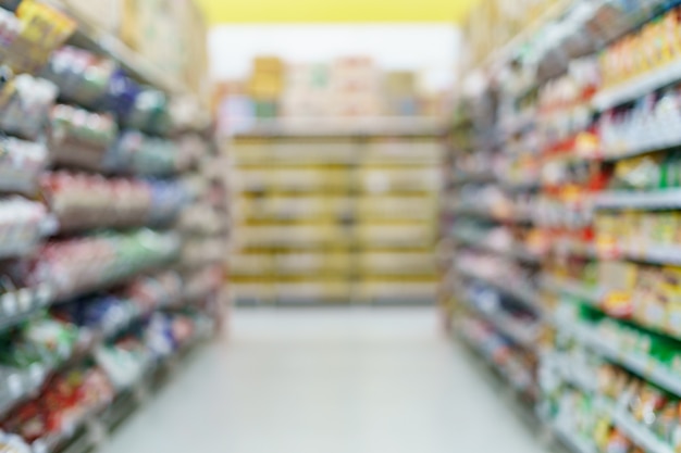 Bocadillo de supermercado borrosa en los estantes de la tienda de comestibles.