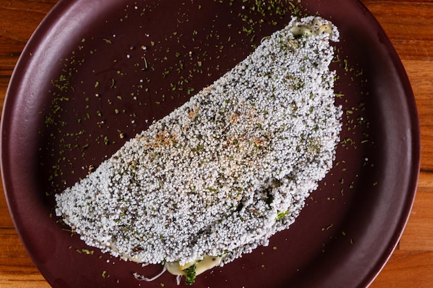 bocadillo de tapioca relleno con mozzarella y brócoli