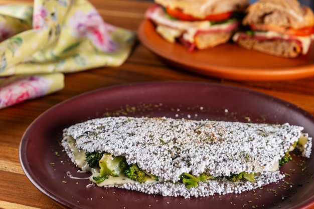 bocadillo de tapioca relleno con mozzarella y brócoli