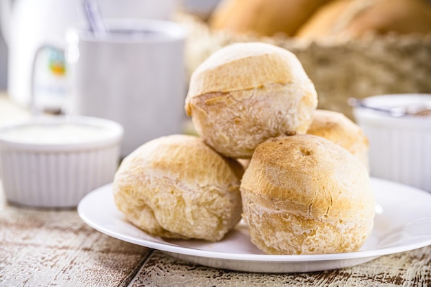 Bocadillo típico de pan de queso de Minas Gerais servido caliente con café Tradición brasileña