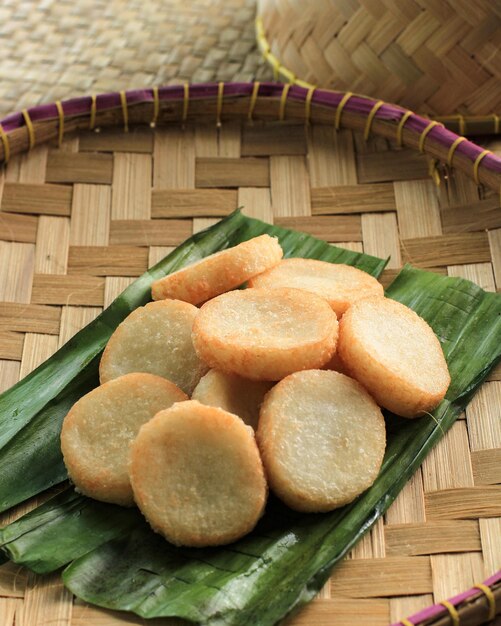 Foto bocadillo tradicional indonesio ulen ketan hecho de arroz pegajoso al vapor comprimido o sha