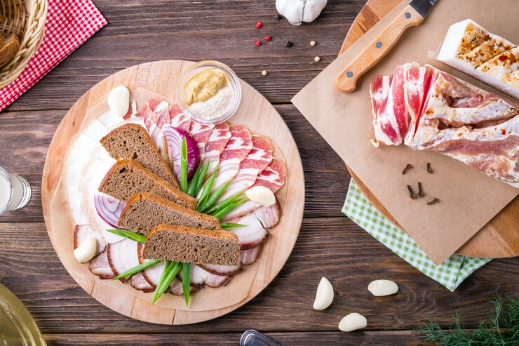 Bocadillo de vodka. Manteca de cerdo y tocino sobre una tabla de madera.