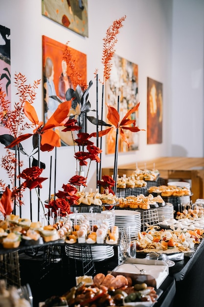 bocadillos en un buffet de mesa negra