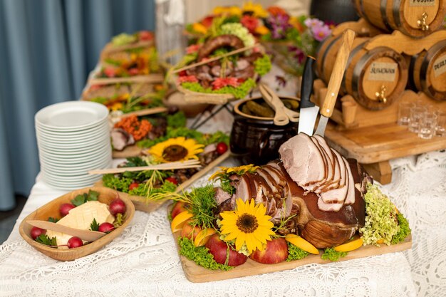 Bocadillos de carne fría, verduras frescas y saladas de la cocina nacional se sirven en la mesa de buffet en el salón del restaurante para eventos festivos. Recreación y entretenimiento. Turismo y viajes. Comida deliciosa.