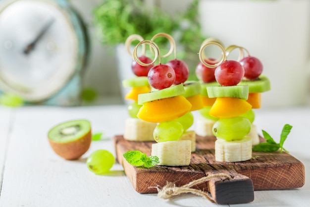 Bocadillos dulces con varias frutas y menta para fiesta