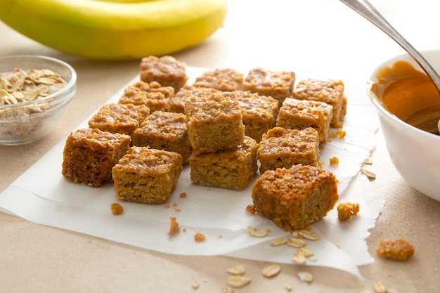 Bocadillos energéticos, bocadillos saludables de avena dulce con plátanos, coco oi, nueces y semillas, vista superior