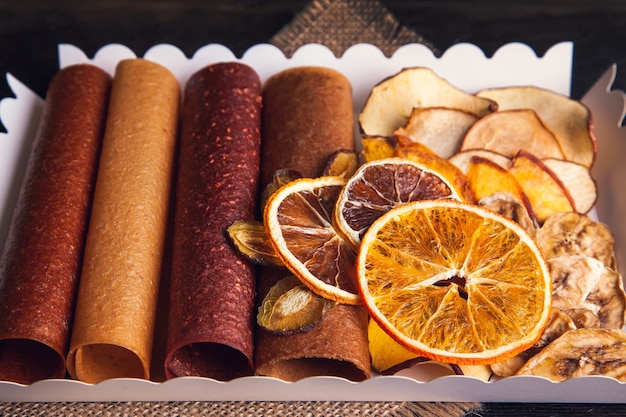 Bocadillos de frutas dulces en un paquete: pastillas y frutos secos. Caramelo de frutas, Sin azúcar, nutrición saludable