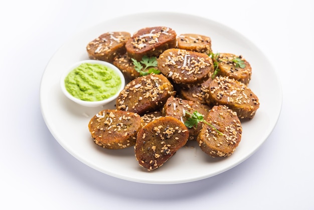 Bocadillos Gujarati Muthiya o muthia es un alimento saludable cocinado al vapor hecho con calabaza de botella o doodhi o lauki