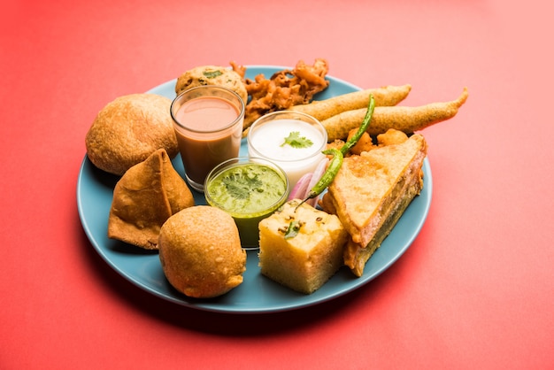 Los bocadillos de la hora del té indio en grupo incluyen Veg Samosa, Kachori, kachaudi, aloo bonda, khaman dhokla, pan, cebolla, chile y moong pakora, pakoda, bhaji, bhajji, Bhajiya, bajji con salsas