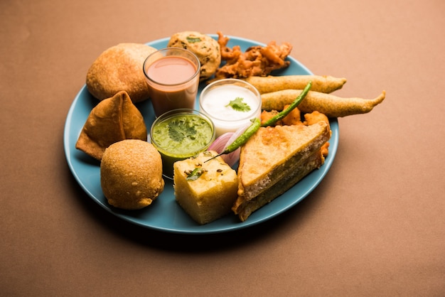 Los bocadillos de la hora del té indio en grupo incluyen Veg Samosa, Kachori, kachaudi, aloo bonda, khaman dhokla, pan, cebolla, chile y moong pakora, pakoda, bhaji, bhajji, Bhajiya, bajji con salsas