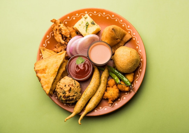 Los bocadillos de la hora del té indio en grupo incluyen Veg Samosa, Kachori, kachaudi, aloo bonda, khaman dhokla, pan, cebolla, chile y moong pakora, pakoda, bhaji, bhajji, Bhajiya, bajji con salsas