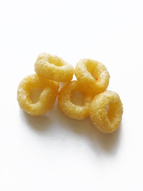bocadillos de maíz crujientes de queso sobre un fondo blanco anillos de maíz salados