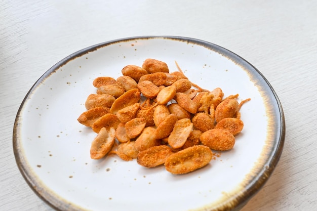 Bocadillos de nueces cracker hechos de maní que se recubren con una masa de harina de trigo y luego se fríen con especias al estilo tailandés