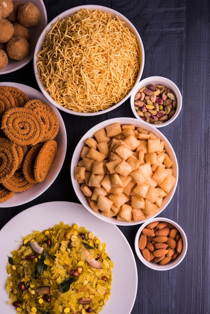 Bocadillos o dulces caseros sabrosos de Diwali con frutos secos en tazones blancos, receta favorita de la India, especialmente en Maharashtra