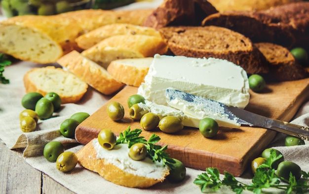 Bocadillos con queso y aceitunas. Enfoque selectivo