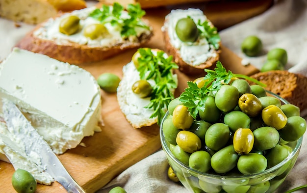 Bocadillos con queso y aceitunas. Enfoque selectivo