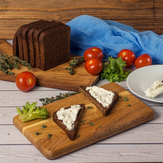 Bocadillos Saludables Sándwiches con queso de cabra, ensalada, tomates cherry