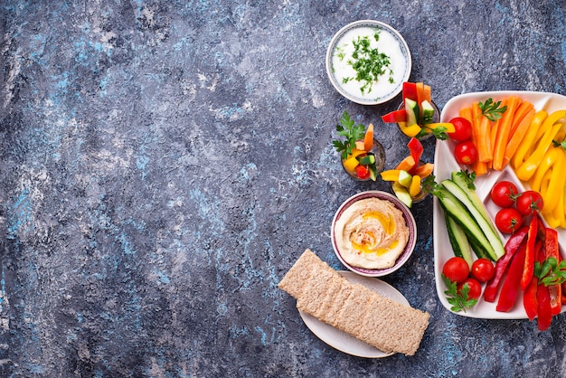 Bocadillos saludables. Verduras y hummus