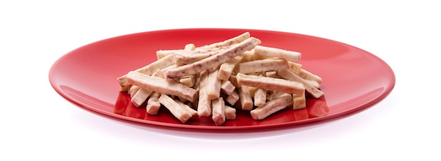 bocadillos de taro en plato aislado sobre fondo blanco.