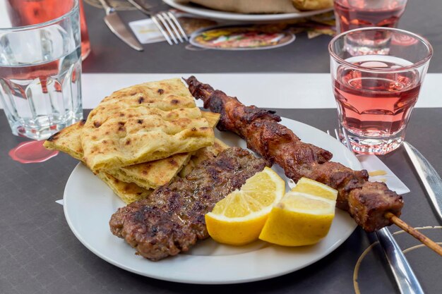 Los bocadillos tradicionales grillados grillados soufflaki y una copa de vino de cerca