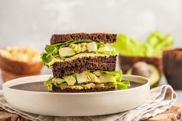 Bocadillos veganos con hummus, verduras al horno y aguacate.