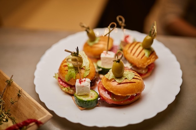 Bocadillos veganos saludables para hamburguesas como hamburguesas pequeñas con calabacines