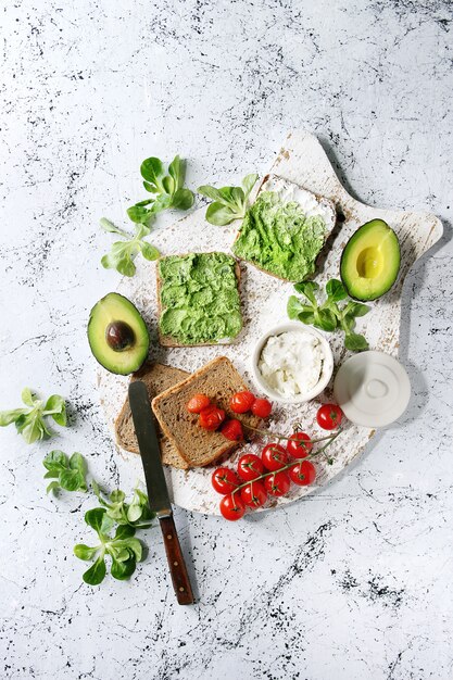 Bocadillos vegetarianos con aguacate