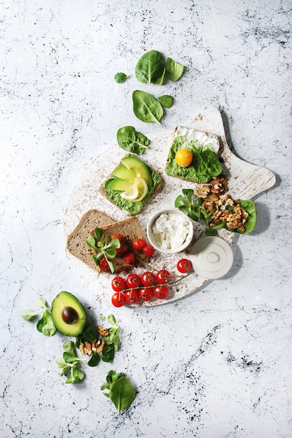 Bocadillos vegetarianos con aguacate